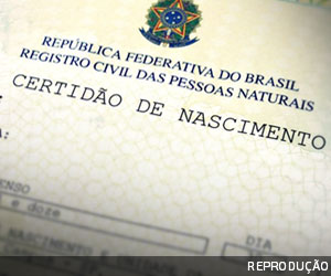 Jovem de MG passa a ter vínculo com famílias biológica e adotiva