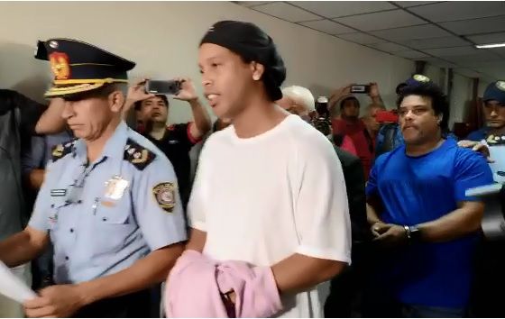 Ronaldinho e Assis são condenados a indenizar eletricista