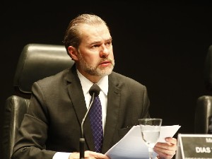 Toffoli decide em reunião manter sessões presenciais do STF