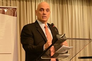 Alexandre dá 5 dias para governo explicar medidas contra Covid-19