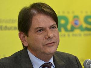 Cid Gomes terá que ressarcir Ceará por contratação ilegal de tenor