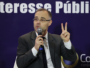 Discreto, André Mendonça é defensor do juiz das garantias