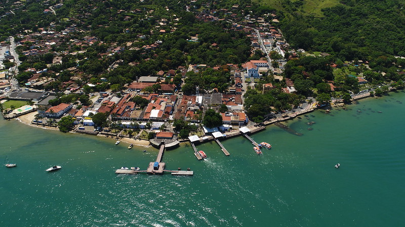 Juiz proíbe Airbnb e Booking.com de vender pacotes para Ilhabela