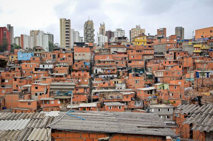 Juíza ordena que governo de SP e Sabesp abasteçam favelas