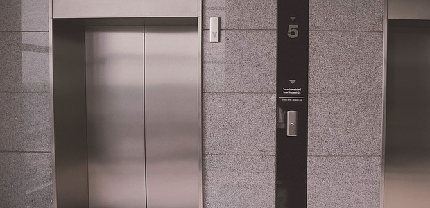 PUC-MG deve indenizar deficiente visual que caiu no poço do elevador