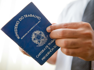 Retenção de carteira pela empresa além do prazo é considerada ilegal