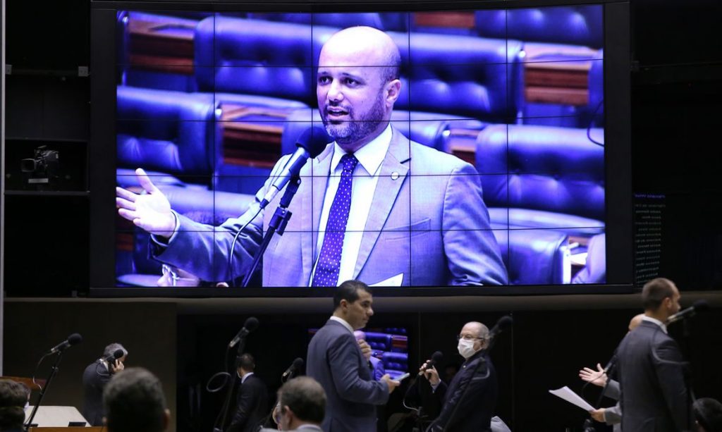 Senado aprova PEC do "Orçamento de Guerra" e texto volta à Câmara
