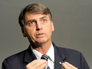 Bolsonaro volta a participar de atos contra STF e Congresso